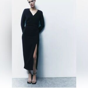 NWOT Zara Ruched Waist V-neck Black Midi Dress. Size Small